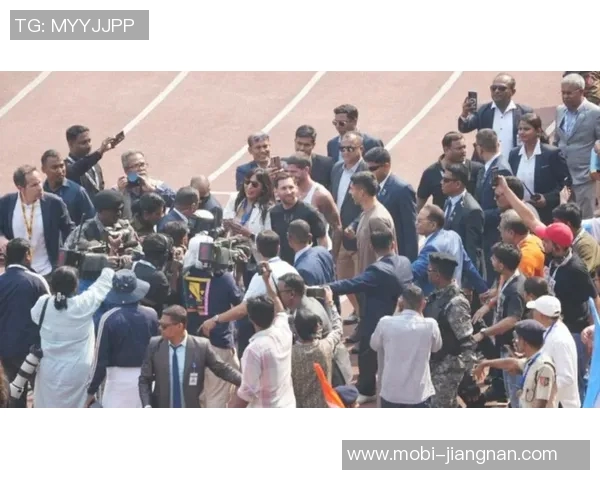 梅西因安全隐患和管理混乱提前结束绕场活动引发球迷不满